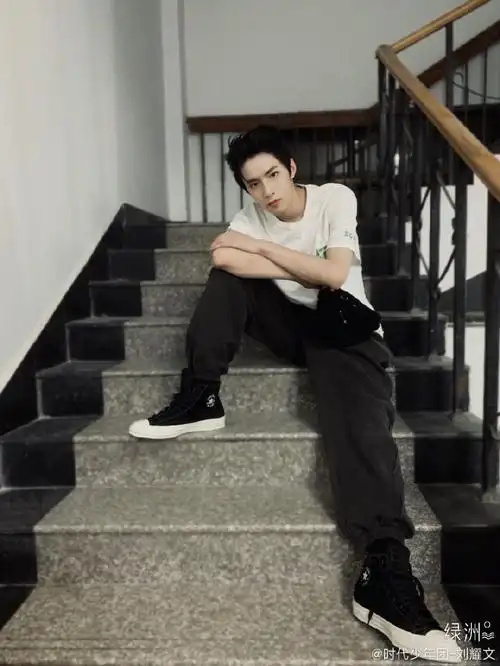 刘耀文楼梯大片##刘耀文楼梯背头大片##刘耀文楼梯间小成本背头大片