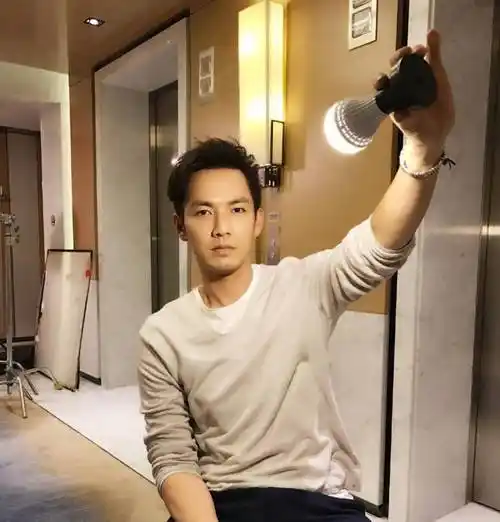 原创低调稳重的钟汉良生活中却喜欢搞怪大家一定猜不出他家是这样