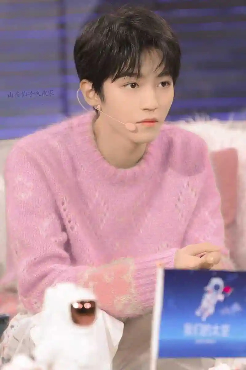 王俊凯给撒贝宁普法,演唱会超时要罚款,在外面唱犯法,哈哈!_毕业生