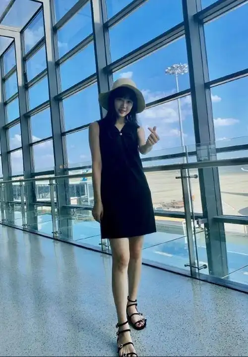 黄龄终于高调一回穿透视裙走红毯气质不错