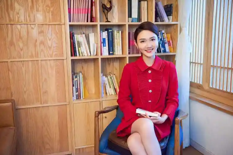 "小董卿"龙洋:春晚最年轻主持人,集美貌与才华于一身的湘妹子