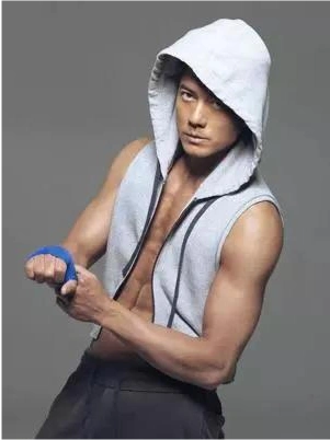 54岁郭富城大秀肌肉光鲜的天王光环背后是20年不变的自律健身