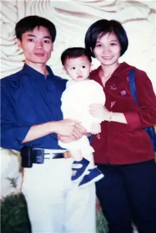 图为李瑞书教导员生前与妻子女儿合影.