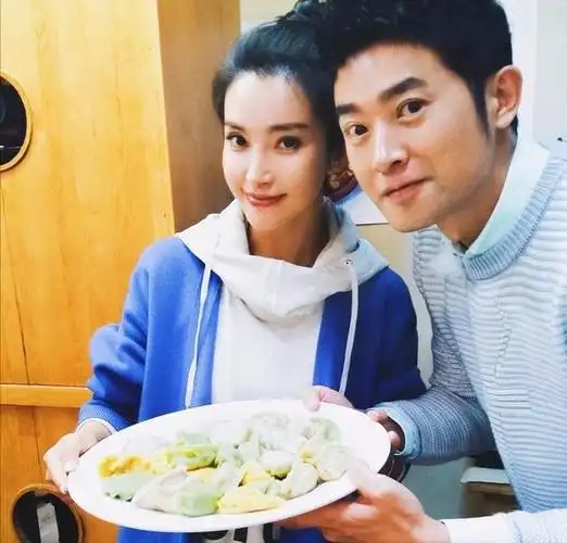 就在网友沉寂在两人"发糖"中无法自拔时,有人爆出李冰冰和北京房地产