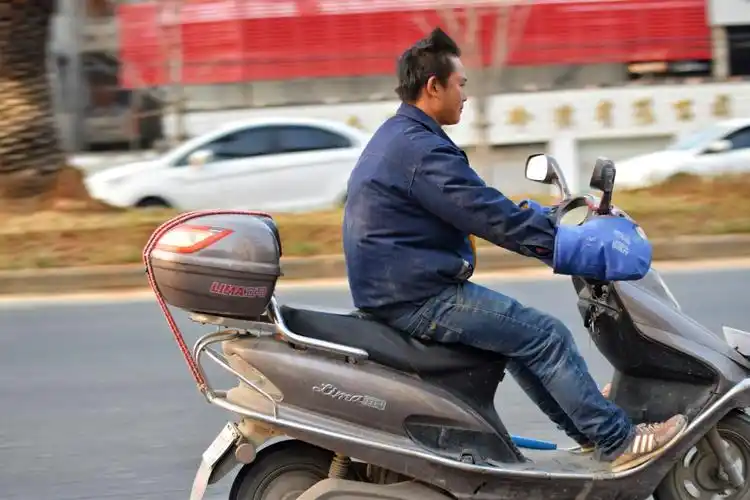 还是骑电动车比较快.