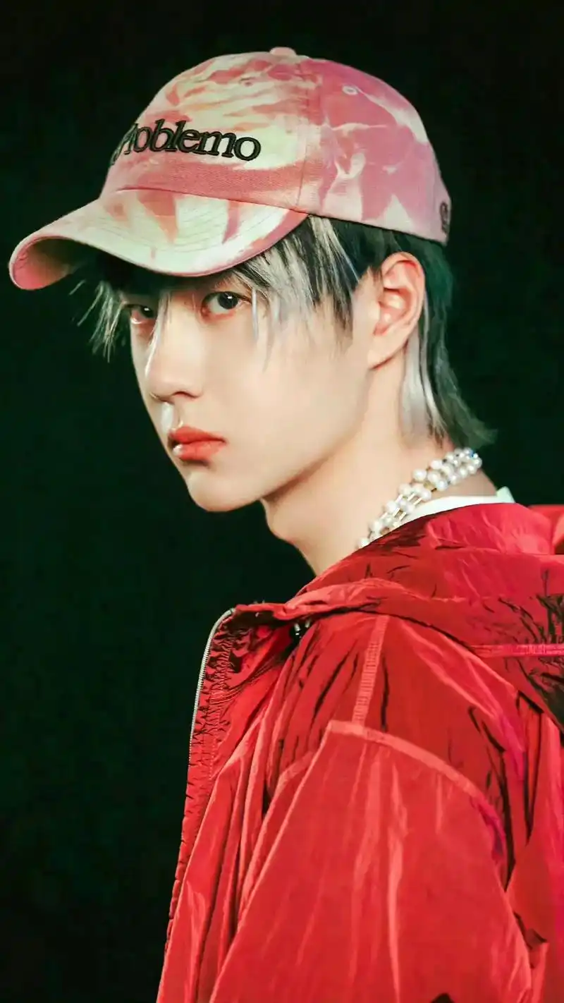 酷炫多彩的王一博,惊艳到你了吗?绚烂的烟花在眼睛里绽放,璀璨 - 抖音