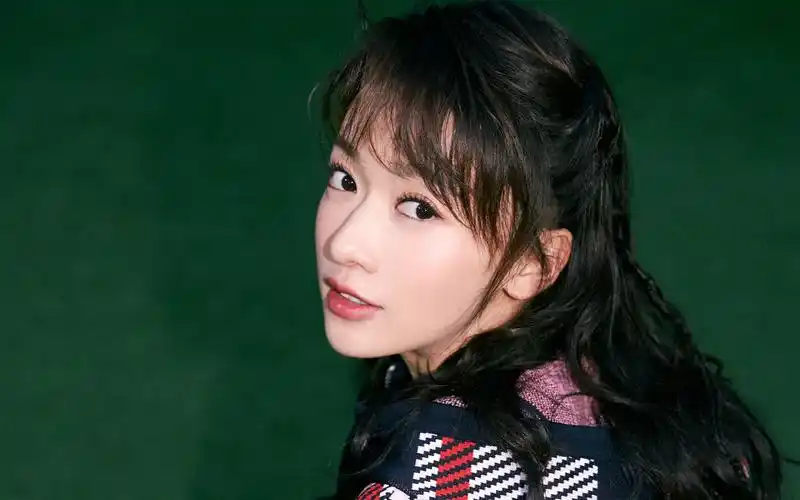 吴谨言甜美圣诞写真桌面壁纸