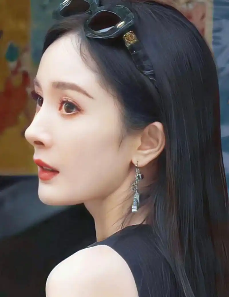 杨幂侧颜太美了