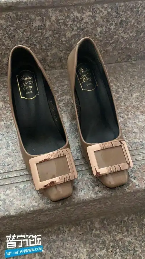 从视频中可看到,有三双鞋子放在楼梯口,据网友报料称:这三双鞋