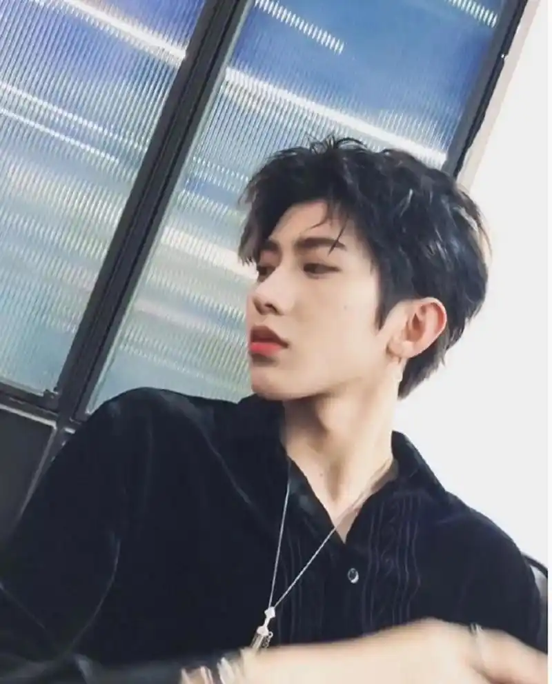 根据蔡徐坤粉丝发出来的活动行程,他2021年5月16日从广州飞往北京,5月