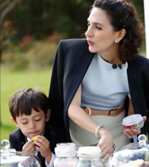 刘烨和法国老婆罕见录节目,安娜穿搭简约却很高级,衬得他很朴素|西装