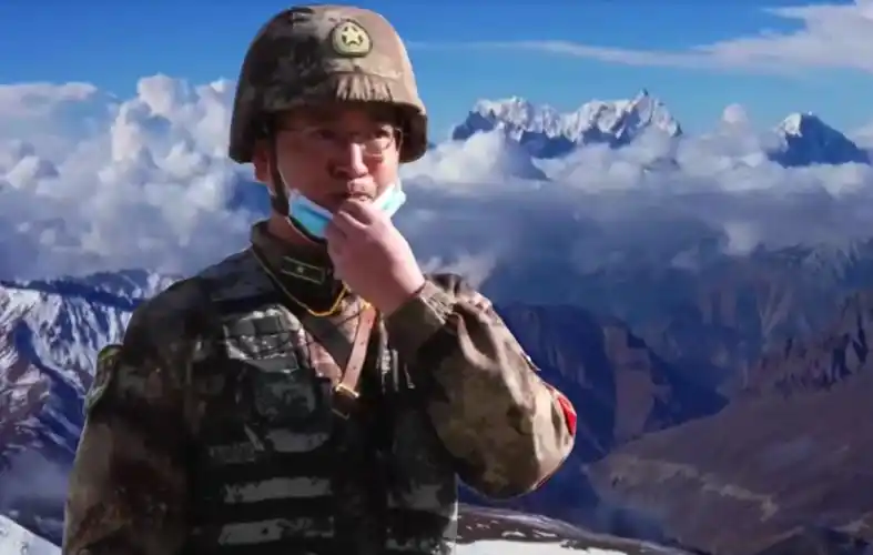 陈红军生前战友帮忙合成的如今战友们接过陈红军手中的钢枪继续驻守喀