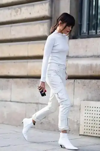 女神们时尚街拍新风潮,继小白鞋之后这双小白靴又要成为新一代鞋王了!