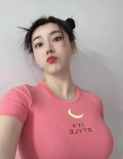 微胖女神刘太阳身材前凸后翘蚂蚁腰让人羡慕