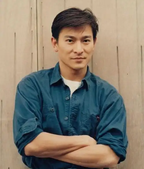 62岁刘德华现身北京路演!皮肤紧致状态回春,言谈举止尽显高情商