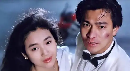 凭借出色的表现,她与刘德华携手演绎了电影《天若有情》,从而一举成名