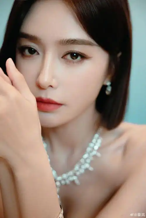 秦岚黑色抹胸开叉拖尾裙