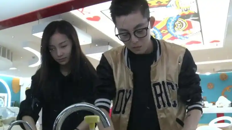 星辰cp粉丝福利大放送周晨晞姜梓新合体做家务粉红溢屏