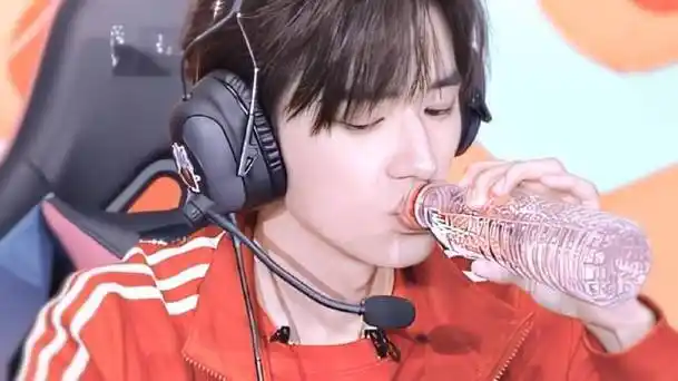 宋亚轩喝水镜头