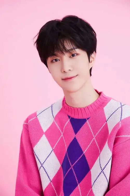 乐华七子圣诞造型新出炉朱正廷超酷范丞丞可爱你最喜欢哪一位