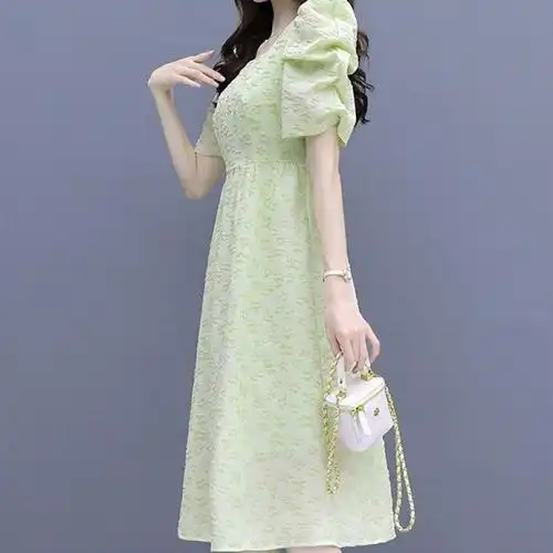 新25 -30岁女装夏装 绿色连衣裙夏季新款流行今年裙子高级感方领