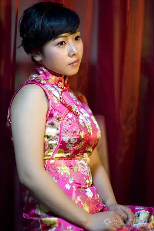 漂亮的女人幸福的新娘在婚礼之前