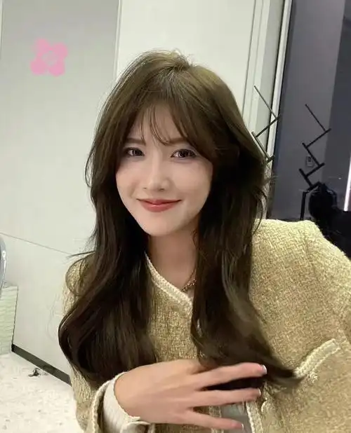 欧阳娜娜跨界艺术展  亚麻青棕偏青棕色调,是一款非常时尚,耐看的发