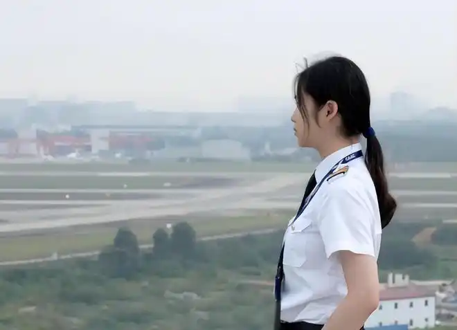 空中花木兰伍倩玉17岁学开飞机中国最年轻机长有多牛