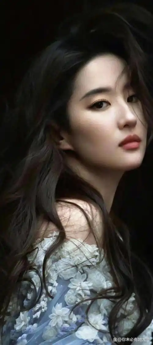 刘亦菲身着镀金无袖衣,五官精致,红唇,乌黑的长发飘逸.