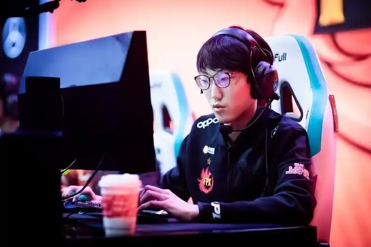 nuguri采访直言:在lpl,选手像偶像一样!去fpx有一半是因为钱_腾讯新闻