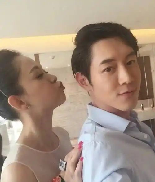 原创陈乔恩绯闻男友晒二人亲密合影玩过山车吃冰激凌丝毫不怕艾伦吃醋