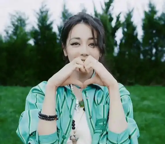 迪丽热巴颜值高,比心手势好标准,网友:她的可爱让人无法抗拒_阳光