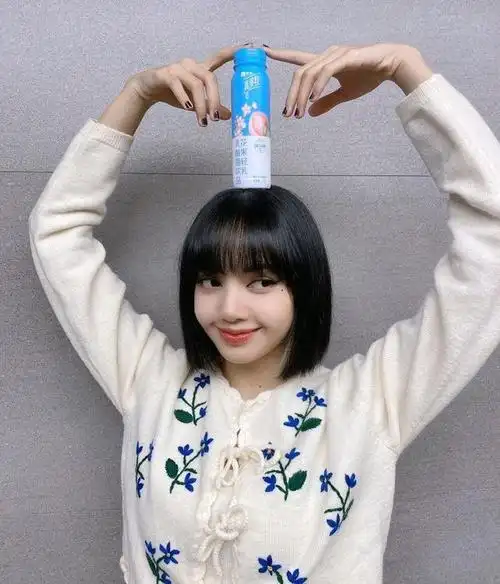 lisa最近带火了一种染发,它叫"挂耳染",又飒又酷,谁染谁好看