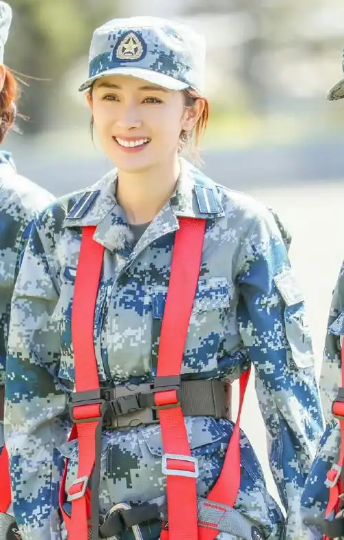 要军训了吧,要像@杨幂一样勇敢,坚强,不能偷懒哟.