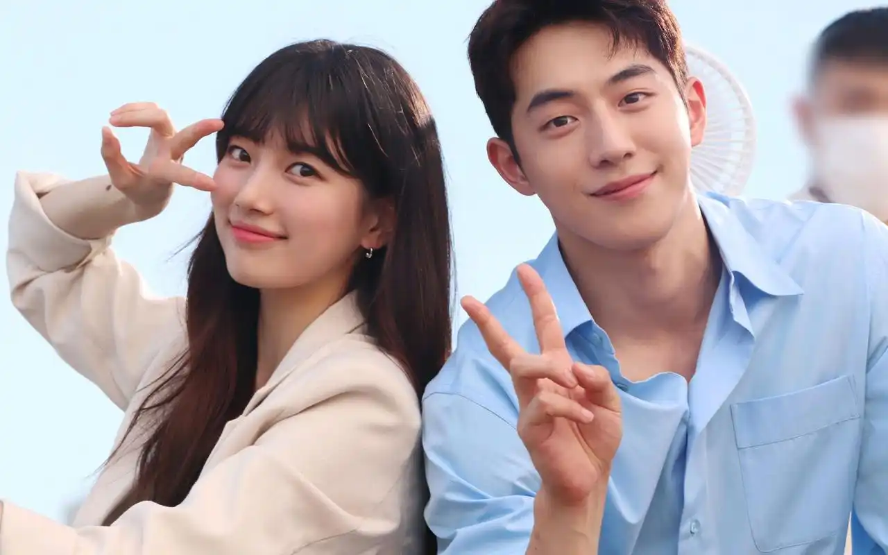 裴秀智x南柱赫《startup》海报拍摄花絮照,配一脸