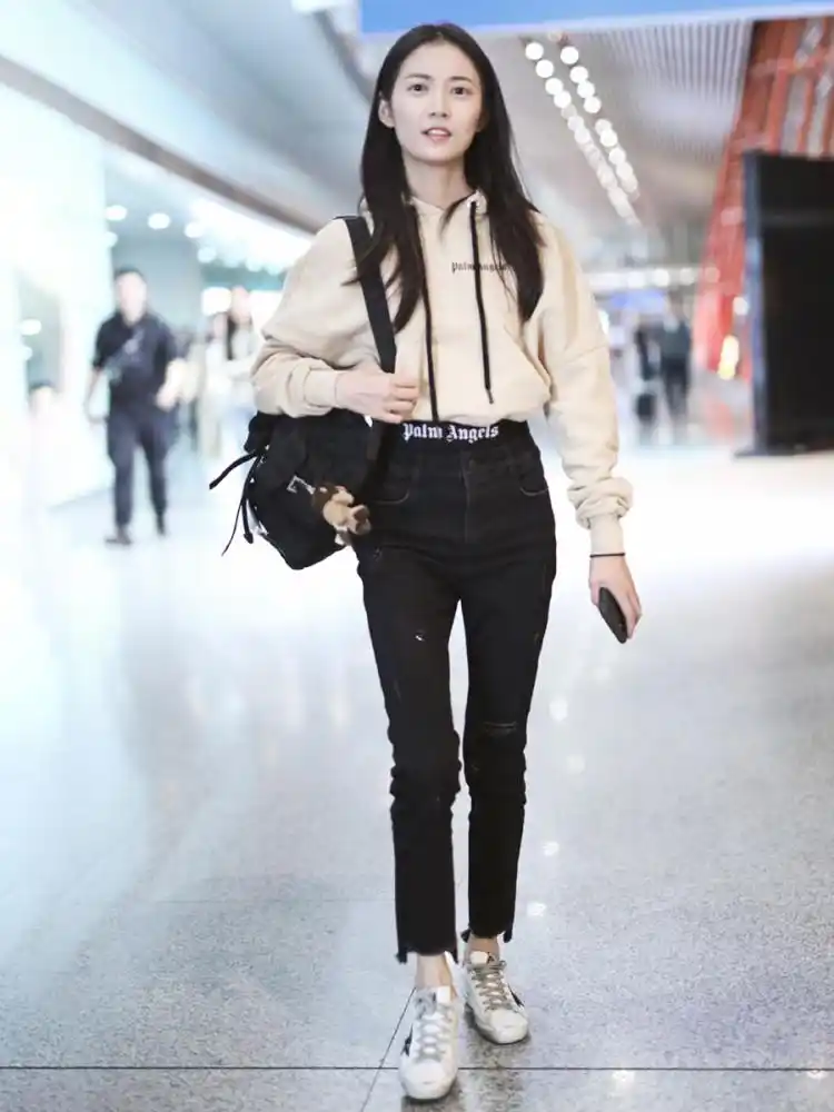 "赵敏"陈钰琪腰有多细?卫衣塞进牛仔裤,却尽显好身段