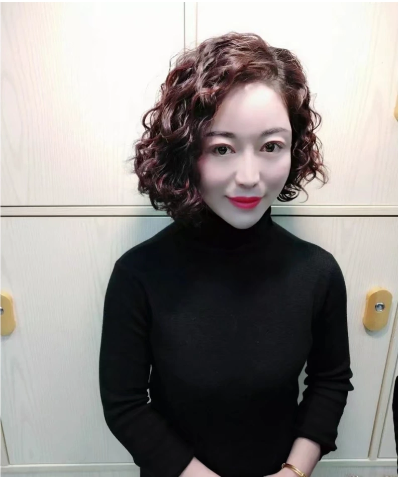 烫小卷儿并不是老年女性的专利,同样也不是短发女性的专利,都是根据