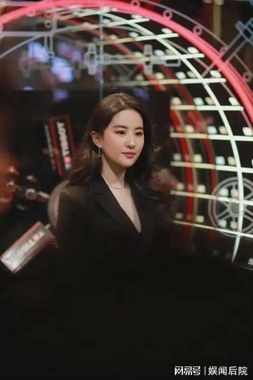 刘亦菲身着黑色套装长发剑眉攻气十足
