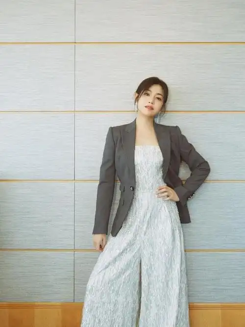 36岁陈妍希美成初恋女神,身穿蓝色星空裙梦幻又优雅,气质好温柔