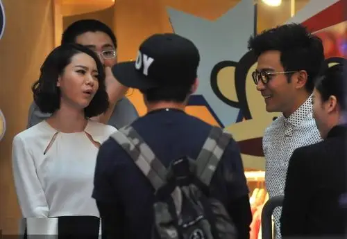 刘恺威穿白格子衬衫现身,妆容憔悴,网友:戚薇甜美笑容抢镜