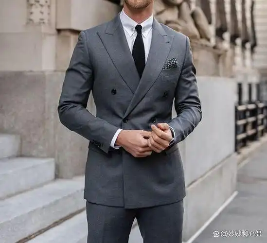 西装的款式看似大同小异,一些细小的变化会对造型产生很大的影响,毕竟