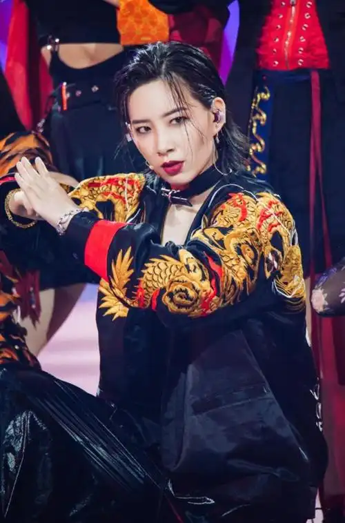 乘风破浪的姐姐首场公演李斯丹妮成功晋级