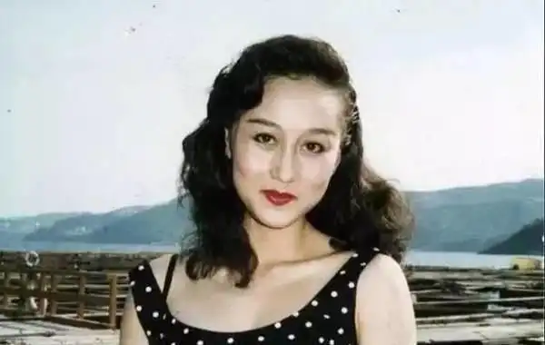 李连杰前妻黄秋燕近照57岁气质依旧离婚后在理发店打工10年