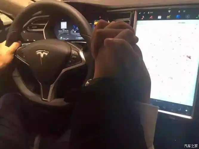 郭郭你在豪车里牵手就算了还照相真的惹怒我了!哥也来秀秀!