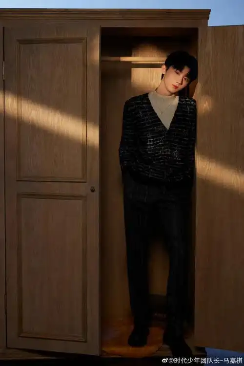 演唱会机场出发路透#机场出发路透马嘉祺,这大长腿掩盖不住的身材比例