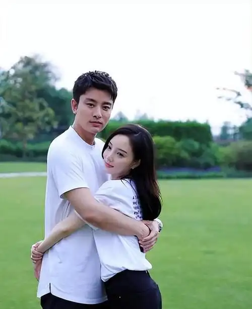 复合贾乃亮李小璐一家三口现身滑雪场两人同时晒照引粉丝遐想