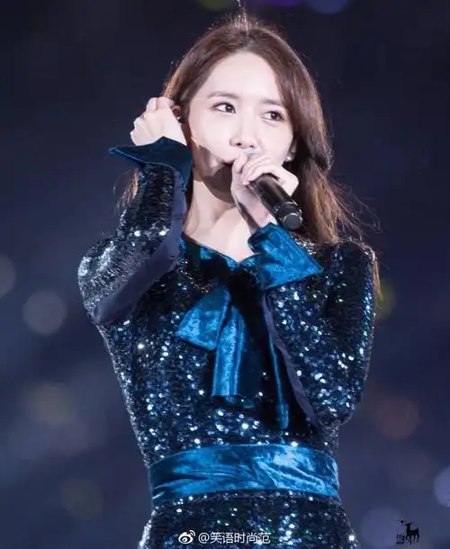舞台上的林允儿抓拍,俏皮可爱,美的发光.
