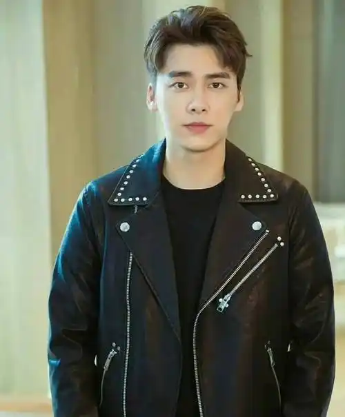 李易峰近照曝光!素颜出镜黑眼圈明显,穿多年前旧衣引热议