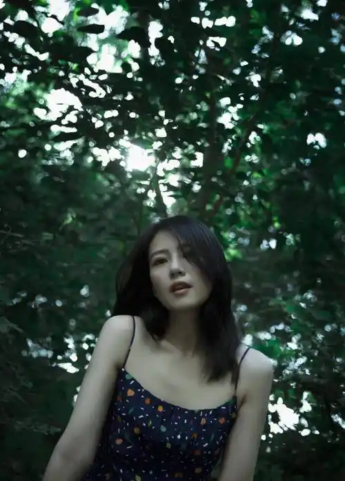 吊带裙穿起来清新凉爽,还可以显示穿衣者的身材优势,所以女神高圆圆