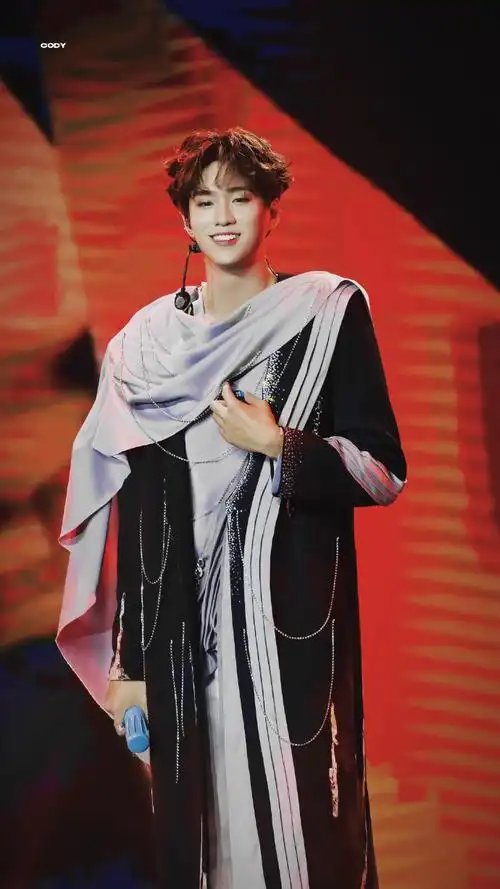 余景天全耳贴钻妆##余景天红唇小烟熏##余景天上海演唱会